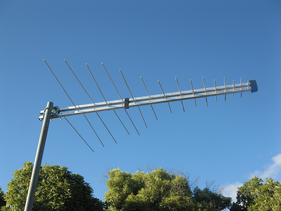 Palfix Digital Pic 1 - Antenna and wall bracket installation