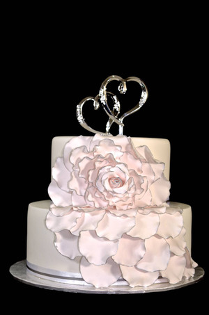 JR Cake Designs Pic 2 - Cascading Rose Cake