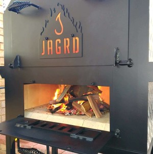 JAGRD outdoor oven Pic 4 - Getting the JAGRD all fired up There are so many different flavoured woods available now giving the cooked meat a different taste