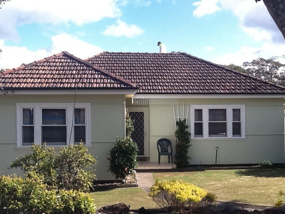 Steve's roof restorations Pic 1 - Terracotta roof before clean point Seal