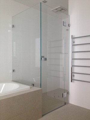 B&M Glass Pic 4 - frameless showerscreen