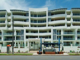 Waters Edge Apartments Cairns Pic 1 - Waters Edge Apartments Cairns