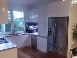 Solid As Rock Pic 2 - High Gloss Kitchen with Mirror Splashbac