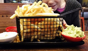 California Taco's Pic 4 - Huuuuge basket of chippies with guacamole sauces