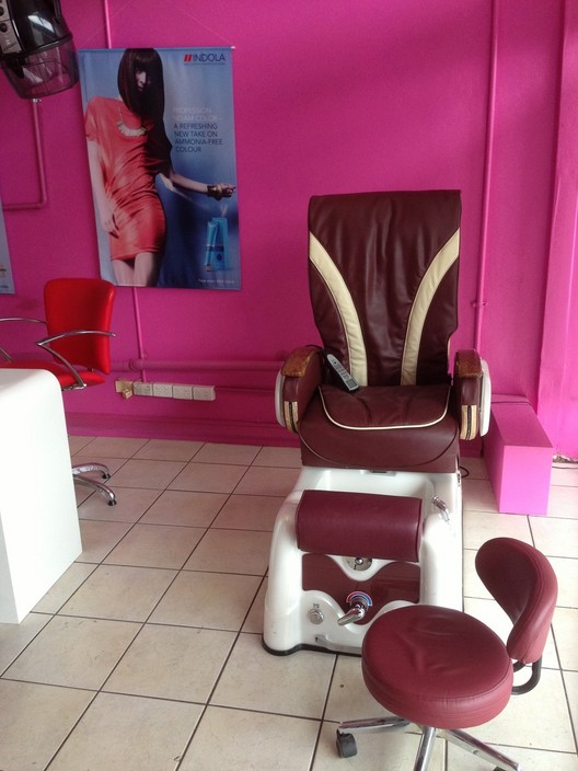 Looks and Shapes Hair and Beauty Saloon Pic 1