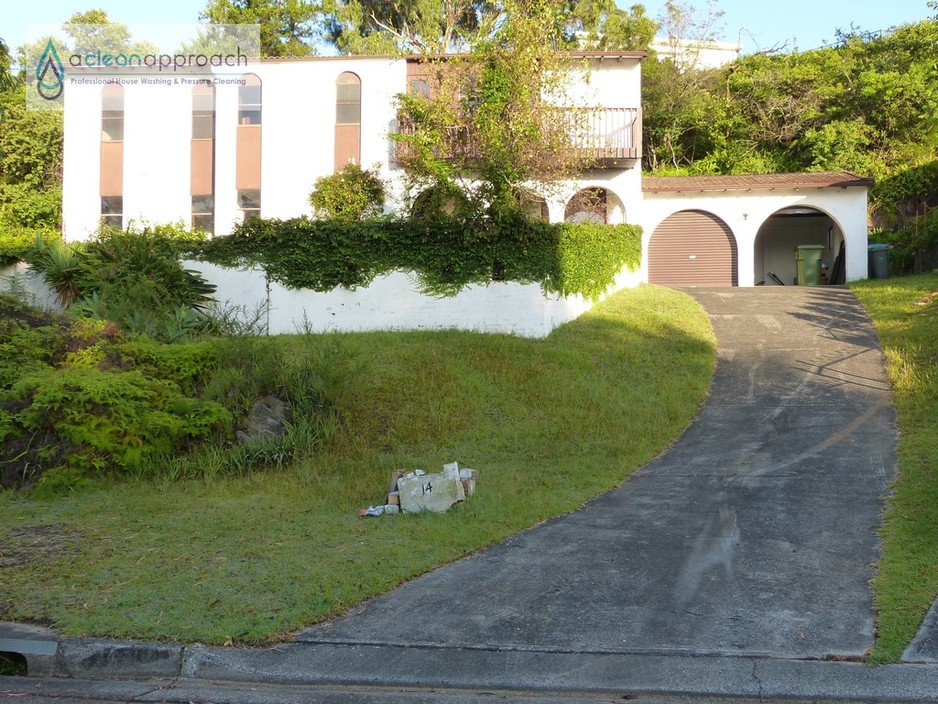 A Clean Approach House Washing Pic 1 - Before soft washing of house and pressure cleaning of driveway