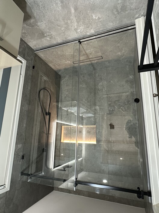 Glazefreak Shower Screens & Glass Balustrade pty ltd Pic 1