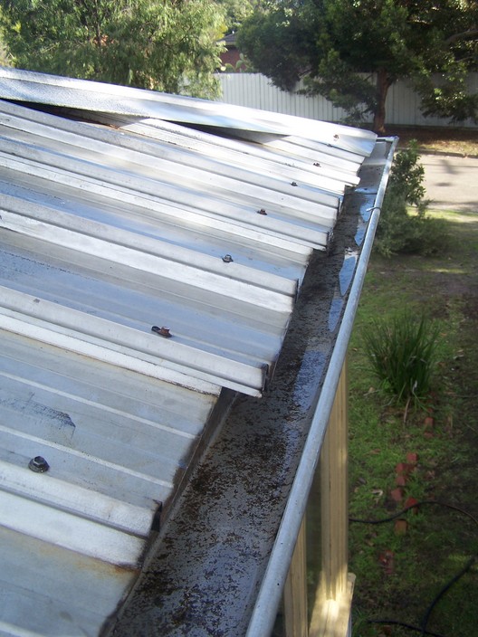 Gutters Uncluttered Pic 1 - Gutter Cleaning Mt Eliza Mornington Mt Martha Dromana Red Hill Flinders Hastings McCrae Rosebud Rye Sorrento Portsea St Andrews Beach and all other Peninsula suburbs