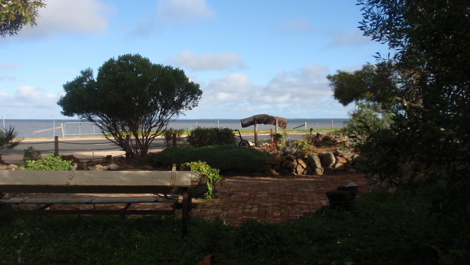 Sandilira Holiday Shack Pic 1 - Walk across the road to private lake access