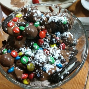 Chocolates Del Mondo Pic 3 - exploding chocolate sundae