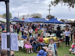 Nhill Lions Community Market Pic 3 - Waiting for the entertainment