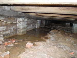 Smart Move Inspection Services Pic 5 - Poor Site Drainage water pooling in the subfloor area