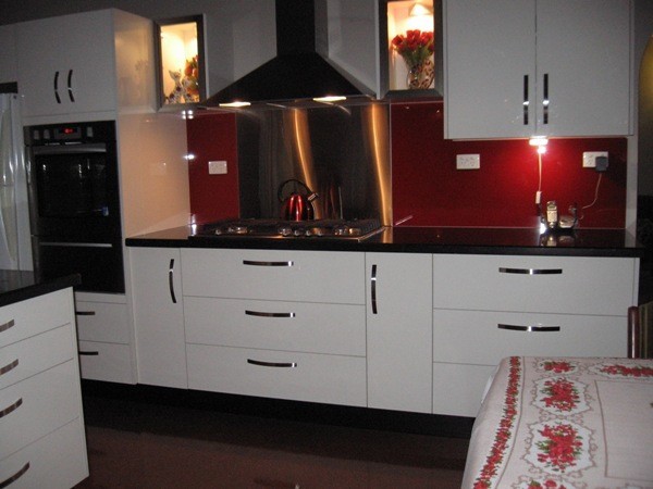 PRO GLASS AND GLAZING Pic 1 - Glass Kitchen Splashbacks