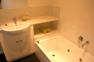 Serenity Accommodation Pic 4 - revive in the spa bath