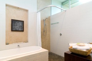 LakeSong - Pet friendly Accommodation Pic 5 - Bathroom with deep soaker bath