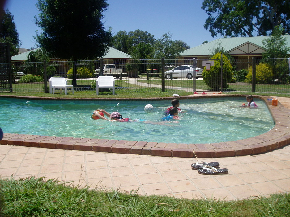 Banjo's All Seasons Accommodation Pic 1 - solar heated family friendly swimming pool