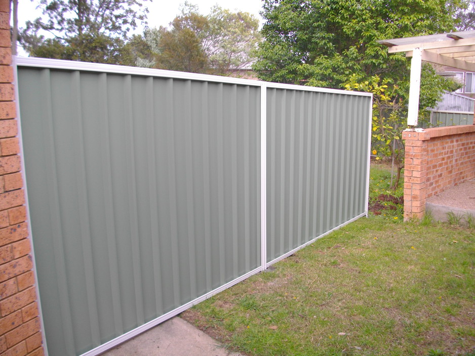 Jade Fencing Pic 1 - standard 18m colourbond