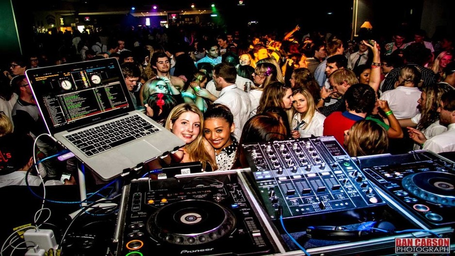 We R DJ's Pic 1 - WE R DJS rocking Griffith University