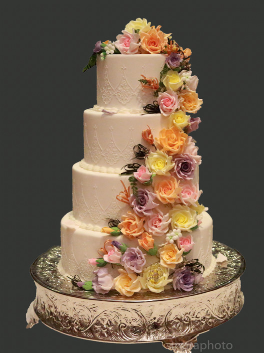 Dil's cakes Pic 1 - A beautiful wedding cake that we have made