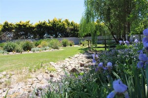 Armidale Tourist Park Pic 3 - Landscaped gardens