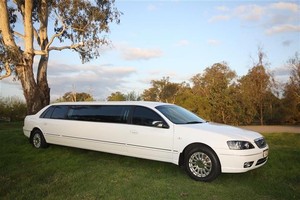 Oz Limos Pic 3 - Oz Limos Bendigo 89 pax Ford