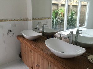 Taradale House Wines Pic 4 - Bathroom in the Orchard Cottage