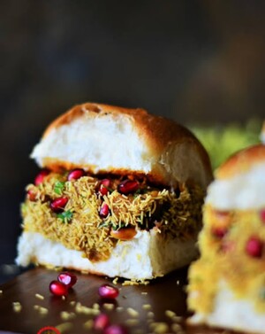 Jay Bhavani Vadapav Clayton Pic 3