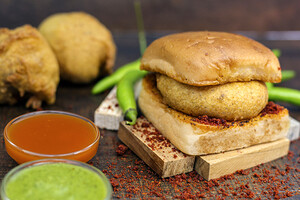 Jay Bhavani Vadapav Clayton Pic 4