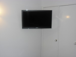 Antenna Magic Pic 5 - Mounted TV on a swivel bracket