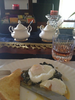 Pindari House Pic 4 - Eggs florentine juice tea for breakfast