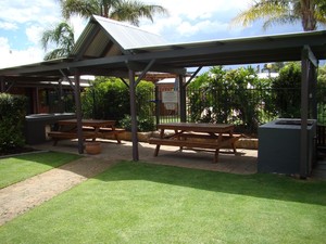 Dunsborough Central Motel Pic 2 - BBQ Area