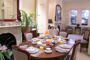 Kathryns On Queen - Bed & Breakfast Pic 4 - Breakfast in style in the guest lounge and dining area