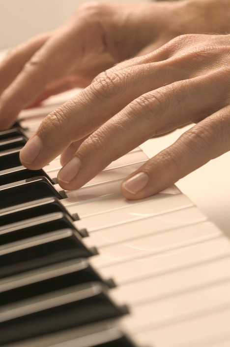 Pianowise Pic 1 - Handson way to learn to play great songs from the very first lesson