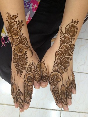 Indian Henna Artist Pic 4