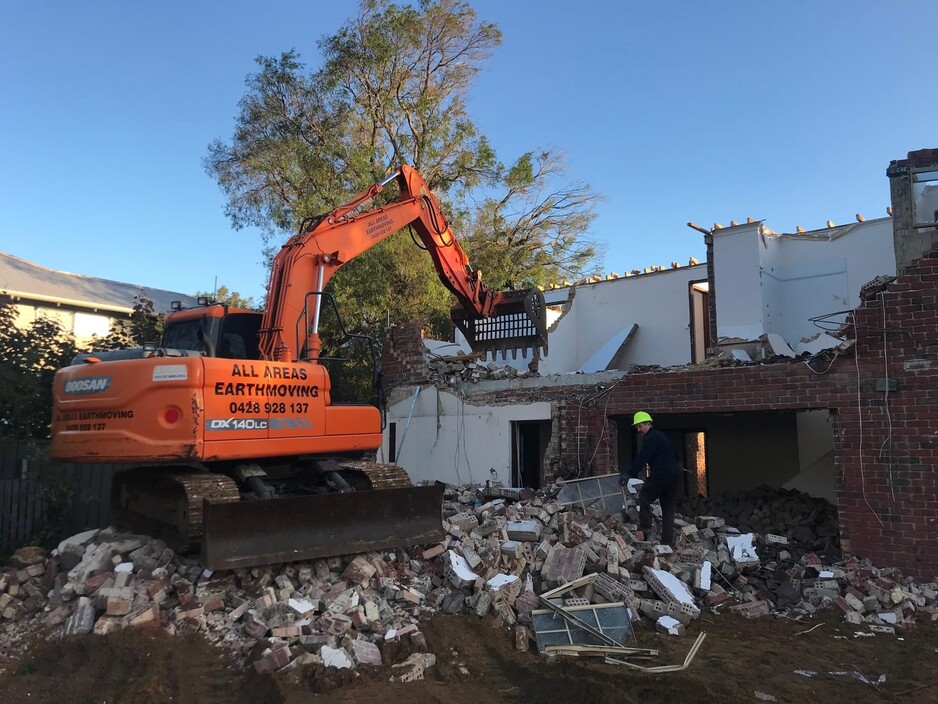 Allareas Earthmoving Pic 1 - House Demolition