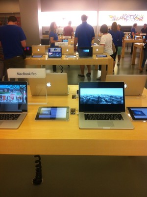 Apple Store Pic 4