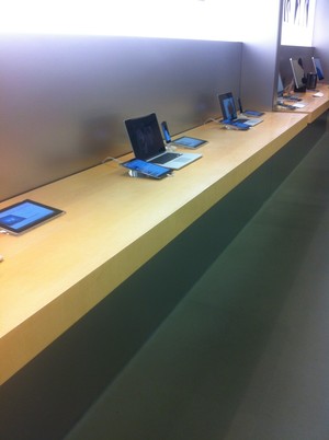 Apple Store Pic 2