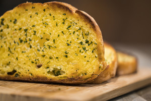 Enzo's Cucina Northmead Pic 3 - Garlic Bread