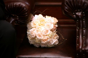 The Lilac Tree Pic 4 - Large rose bouquet for bride with dodder vine in mix of creams ivory and beige roses