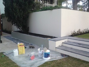 Rods Plastering Pic 4 - Finishing the garden bed with acrylic rendering sponge finish