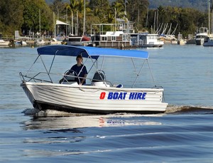 O Boat Hire Pic 3 - 6m Frontrunner Deluxe 8 persons