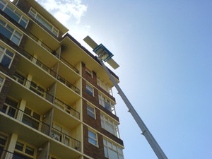 King Hoists Pic 4 - corrugated roof sheets being lifted to a roof