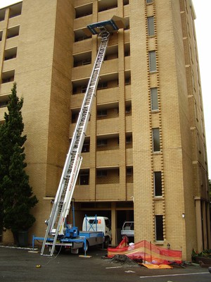 King Hoists Pic 5 - gyprock being lifted up to a unit