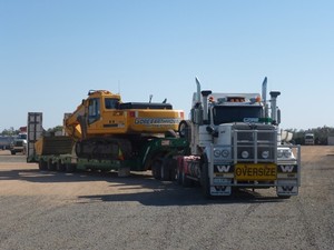 Gore Earthmoving Pty Ltd Pic 5 - Prime Mover with Low Loader Excavator