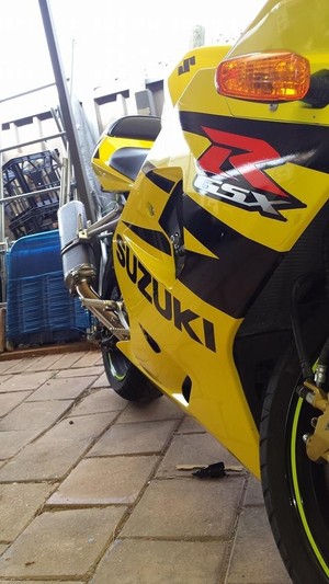 Keep it Cleen Pic 3 - 04 GSXR 600 looking great after clay polish and double wax