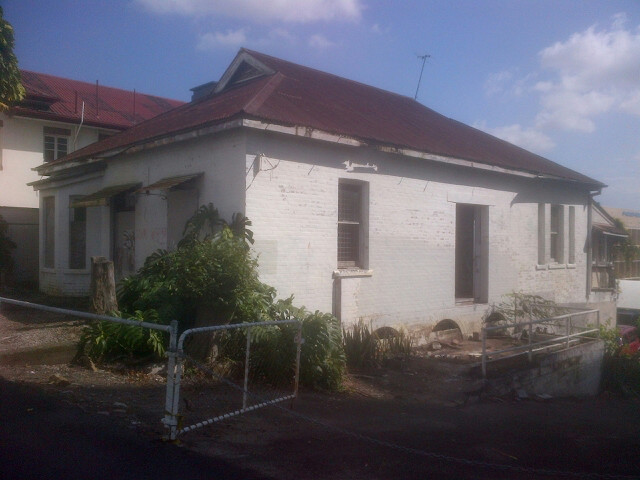 Pohlmann Brothers Pic 1 - 6 Leichardt Street Springhill before Lead Paint removal from 100 year old bricks