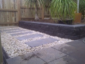 C Price Landscapes Pic 2 - trendstone plus capping