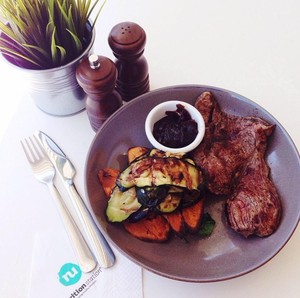 Nutrition Station Pic 3 - Nu Meal Rump steak with grilled vegetables and tomato relish